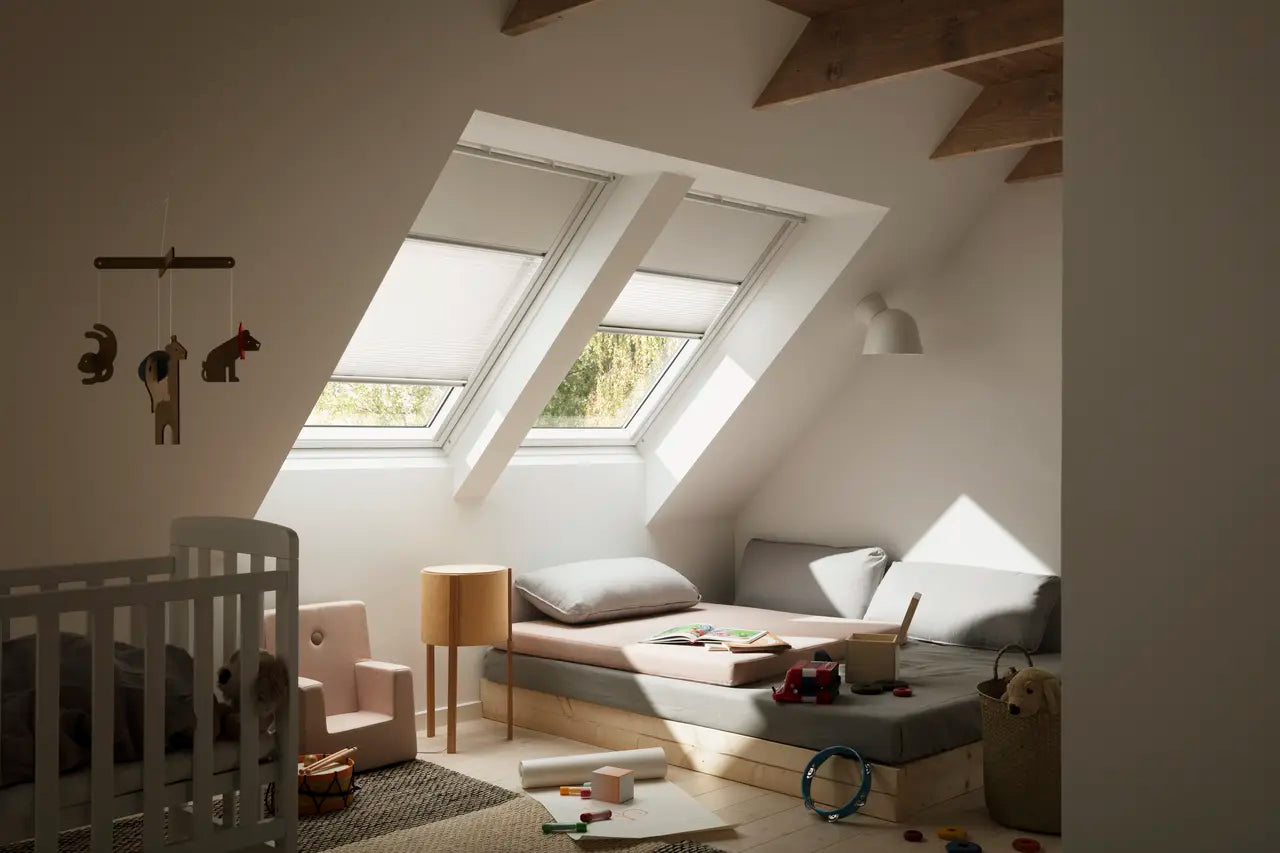 Velux blackout roller blind + white pleated blind UK10 (134 x 160 cm)